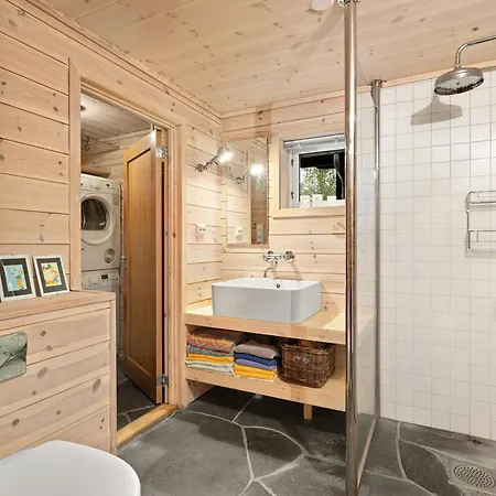 Family With Hot Tub In Honedalen
