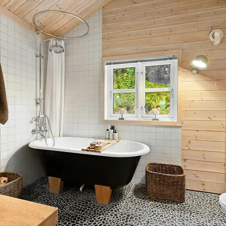 Family With Hot Tub In Honedalen